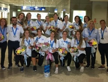 Επέστρεψαν οι «ασημένιες» πρωταθλήτριες Ευρώπης - Θερμή υποδοχή στο αεροδρόμιο